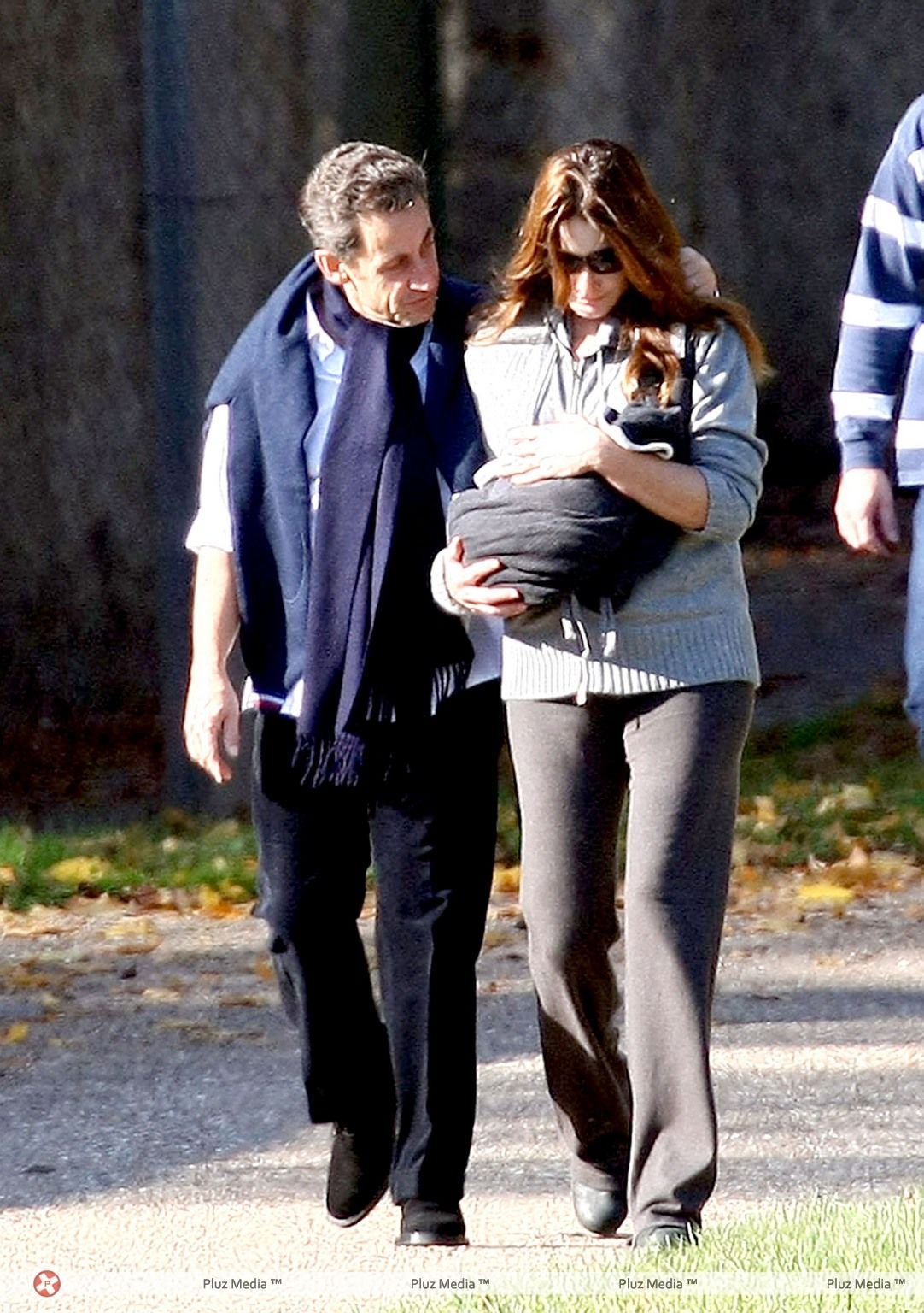 Nicolas Sarkozy and wife Carla Bruni taking a stroll with Giulia | Picture 113965